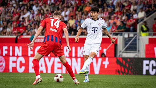 Minjae Kim spielt einen Pass im Testspiel gegen Heidenheim