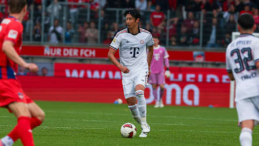 Hiroki Ito dribbelt im Testspiel gegen Heidenheim
