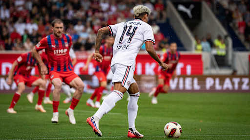 Luis Diaz spielt einen Pass im Spiel gegen Heidenheim