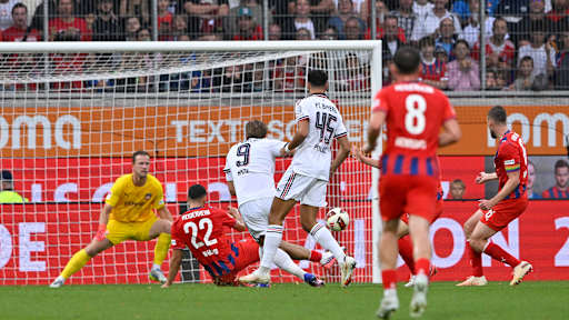 Harry Kane schießt im Testspiel gegen Heidenheim auf das Tor