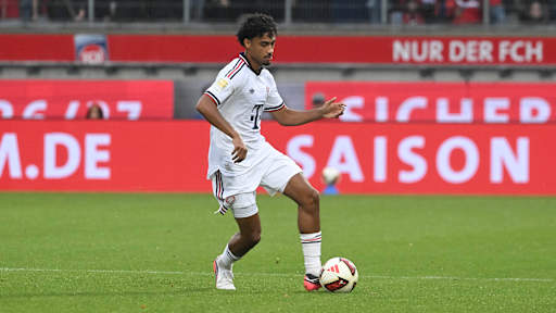 Nathaniel Brown spielt einen Pass gegen Heidenheim