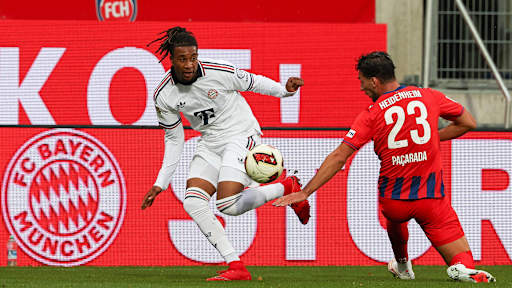 Michael Olise im Spiel gegen Heidenheim im Zweikampf mit einem Gegenspieler