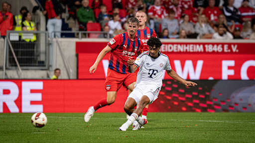 Nathaniel Brown schießt gegen Heidenheim auf das Tor und erzielt das 4:2