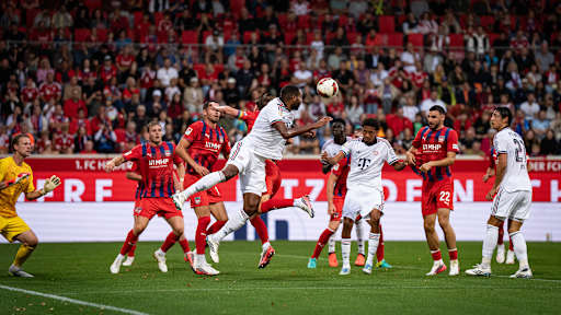 Jonathan Tah köpft im Testspiel gegen Heidenheim