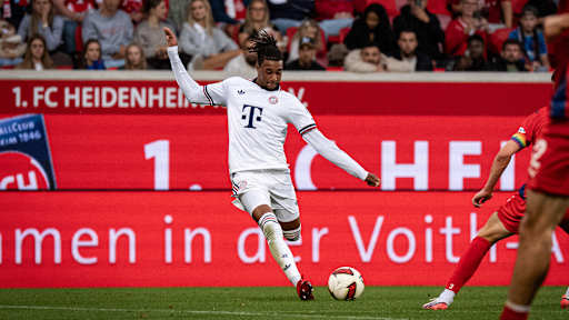 Michael Olise schießt im Testspiel gegen Heidenheim auf das Tor