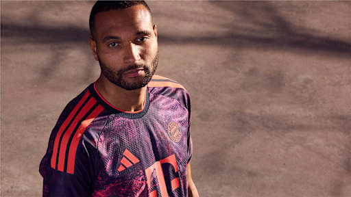 Jonathan Tah im neuen CL-Trikot des FC Bayern