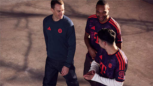 Manuel Neuer im Trainingspulli und Jonathan Tah und Aleks Pavlovic im neuen CL-Trikot des FC Bayern