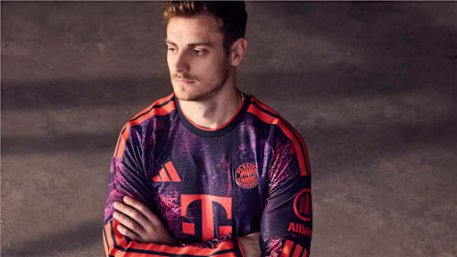 Josip Stanisic im neuen CL-Trikot des FC Bayern