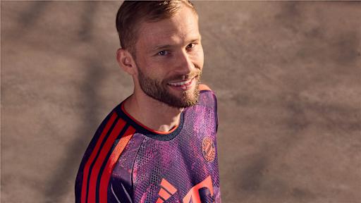 Konrad Laimer im neuen CL-Trikot des FC Bayern