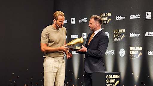 Harry Kane erhält den Goldenen Schuh vom kicker