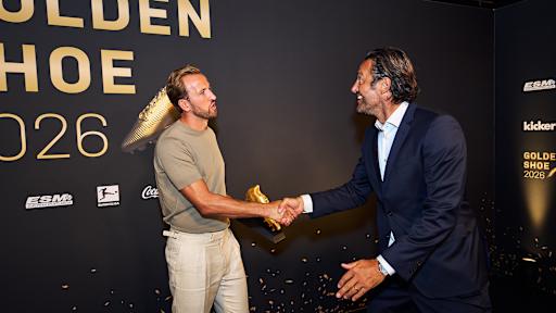 Luca Toni und Harry Kane schütteln sich die Hand