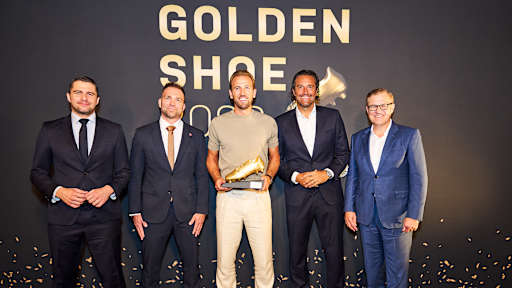 Protagonisten bei der Verleihung des Goldenen Schuhs an Kane