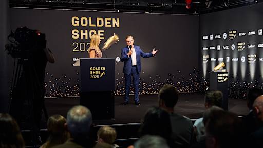 Jan-Christian Dreesen spricht bei der Verleihung des Goldenen Schuhs an Kane