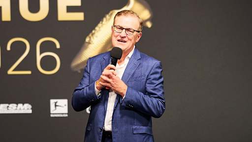 Jan-Christian Dreesen hält eine Rede bei der Verleihung des Goldenen Schuhs an Harry Kane