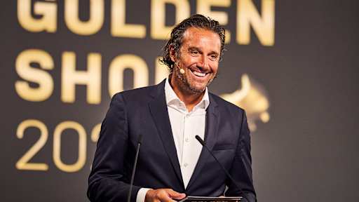 Luca Toni hält eine Laudatio bei der Verleihung des Goldenen Schuhs an Harry Kane