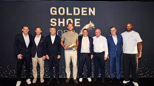 Protagonisten bei der Verleihung des Goldenen Schuhs an Kane
