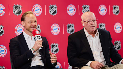 Rouven Kasper (Vorstand Marketing und Vertrieb der FC Bayern München AG) und Bill Daly (Stellvertretender Commissioner der NHL) sprechen auf einer PK