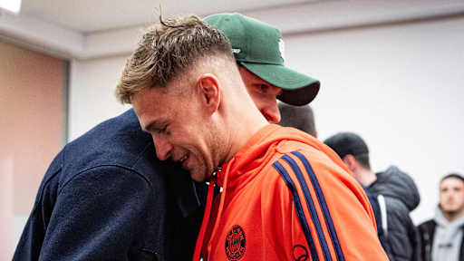 Leon Draisaitl und Joshua Kimmich begrüßen sich