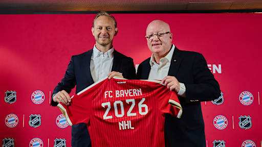 Foto mit Rouven Kasper (Vorstand Marketing und Vertrieb der FC Bayern München AG) und Bill Daly (Stellvertretender Commissioner der NHL)