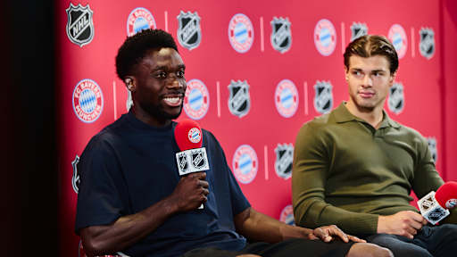 Alphonso Davies und JJ Peterka auf der PK