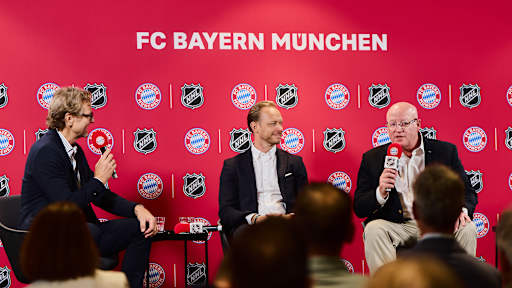Rouven Kasper (Vorstand Marketing und Vertrieb der FC Bayern München AG) und Bill Daly (Stellvertretender Commissioner der NHL) sprechen auf einer PK