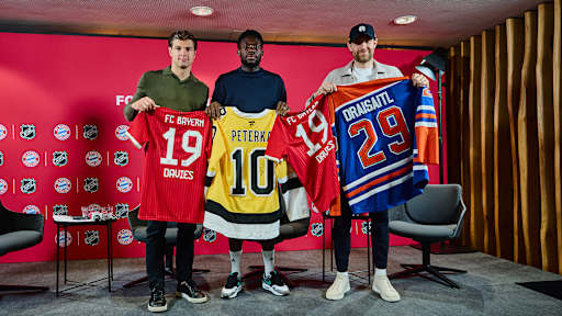 JJ Peterka, Alphonso Davies und Leon Draisaitl bei der PK