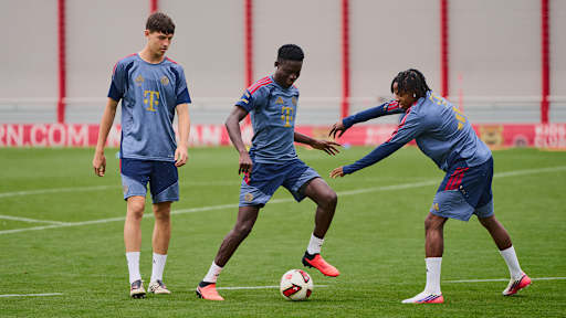 Bara Ndiaye im Zweikampf mit Wisdom Mike im Training des FC Bayern