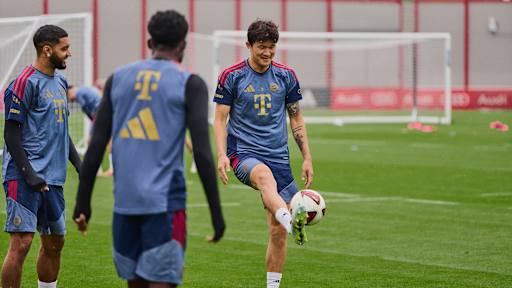 Minjae Kim  spielt einen Ball im Training des FC Bayern