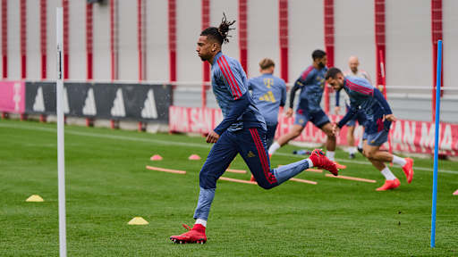 Michael Olise rennt im Training des FC Bayern