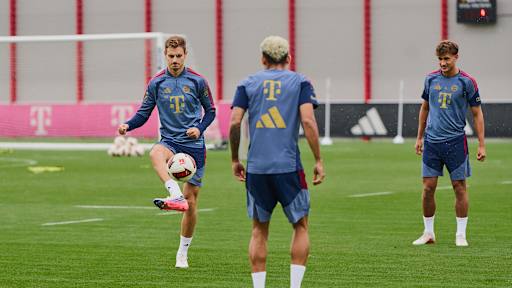 Josip Stanisic  spielt einen Ball im Training des FC Bayern