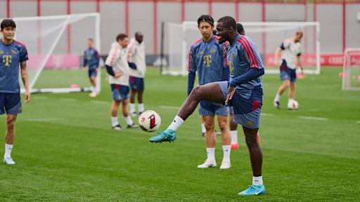 Dayot Upameecano spielt einen Ball im Training des FC Bayern
