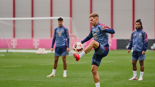 Joshua Kimmich  spielt einen Ball im Training des FC Bayern