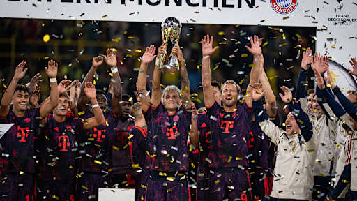 Spieler des FC Bayern jubeln mit dem Supercup