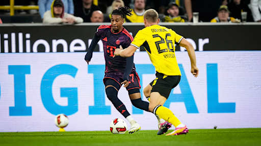 Michael Olise im Zweikampf mit Julian Ryerson während des Franz Beckenbauer Supercups 2026 zwischen Borussia Dortmund und dem FC Bayern