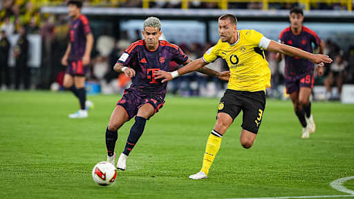 Luis Díaz im Zweikampf mit Waldemar Anton während des Franz Beckenbauer Supercups 2026 zwischen Borussia Dortmund und dem FC Bayern