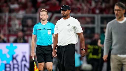 Vincent Kompany an der Seitenlinie während des Franz Beckenbauer Supercups 2026 zwischen Borussia Dortmund und dem FC Bayern
