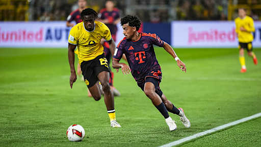 Nathaniel Brown im Laufduell mit Lukas Nmecha während des Franz Beckenbauer Supercups 2026 zwischen Borussia Dortmund und dem FC Bayern
