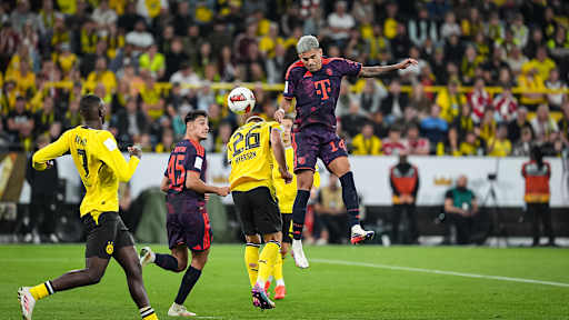 Luis Díaz köpft aufs Tor während des Franz Beckenbauer Supercups 2026 zwischen Borussia Dortmund und dem FC Bayern