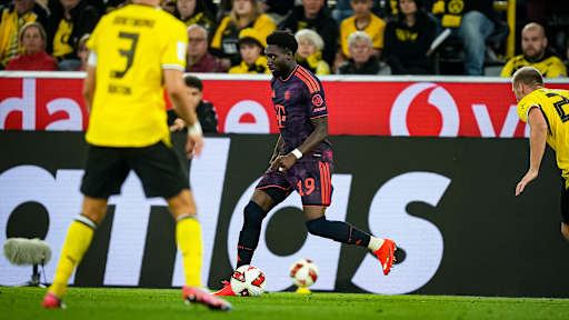 Alphonso Davies mit Ball am Fuß während des Franz Beckenbauer Supercups 2026 zwischen Borussia Dortmund und dem FC Bayern