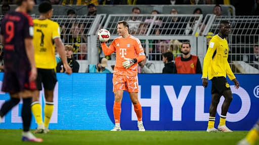 Manuel Neuer grinsend mit Ball in der Hand während des Franz Beckenbauer Supercups 2026 zwischen Borussia Dortmund und dem FC Bayern