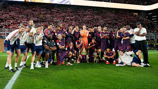 Mannschaft und Staff jubeln zusammen vor der Kurve nach dem Gewinn des Franz Beckenbauer Supercups 2026
