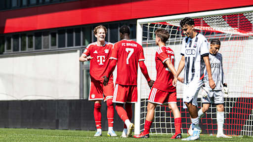 Philipp von Taube (li.) und Chris Aaron Afanou (re.) bejubeln einen Treffer.