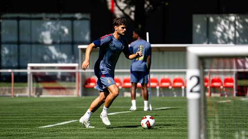 Luis Schäfer dribbelt mit dem Ball im Training.