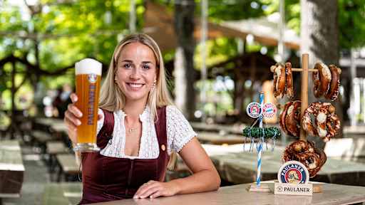 Giulia Gwinn hält einen Bierkrug