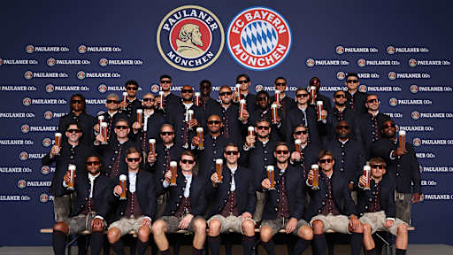 Teamfoto des FC Bayern mit Paulaner und Sonnenbrillen