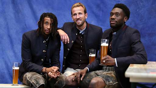 Michael Olise, Harry Kane und Alphonso Davies in Tracht beim Paulaner Shooting