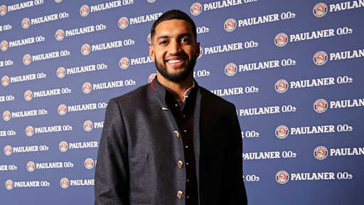 Ismael Saibari in Tracht beim Paulaner-Shooting