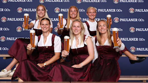 Spielerinnen des FC Bayern im Dirndl mit Paulaner Bier