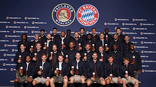 Teamfoto des FC Bayern mit Paulaner Bier