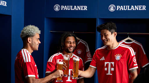 Luis Diaz, Serge Gnabry und Minjae Kim stoßen mit Paulaner Bier an